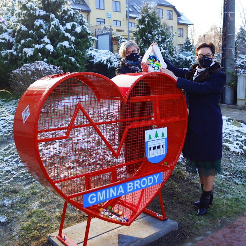 Wielkie serce na nakrętki stanęło przed budynkiem Urzędu Gminy w Brodach. Ma pomagać dzieciom