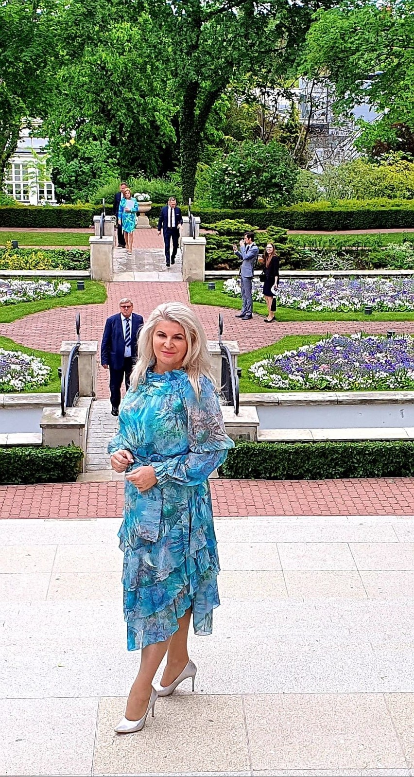 Monika Bankiewicz w ogrodach Pałacu Prezydenckiego.