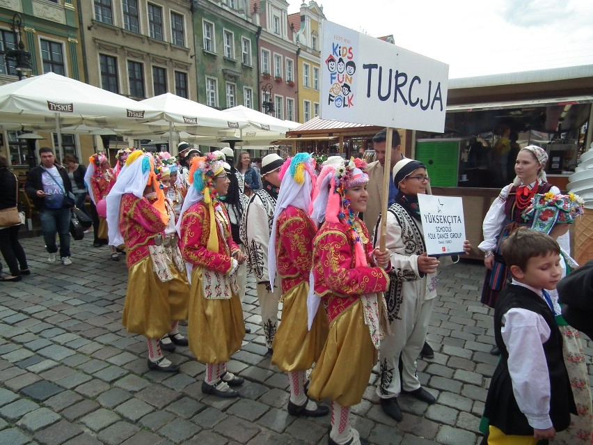 Festiwalowa parada na poznańskim Starym Rynku