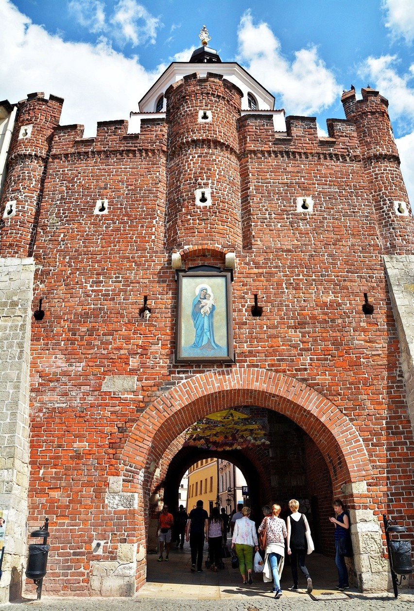Brama Krakowska z drewnianą kratą. Nowy pomysł menedżera Śródmieścia