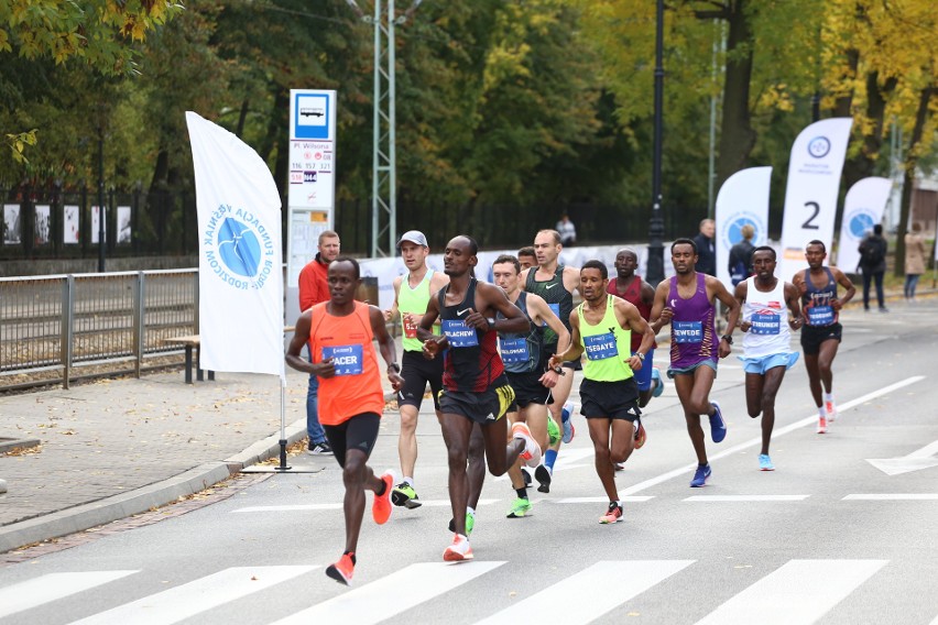 Maraton Warszawski 2019. Mieszkańcy przebiegli ulicami stolicy, zobacz zdjęcia uczestników [GALERIA]