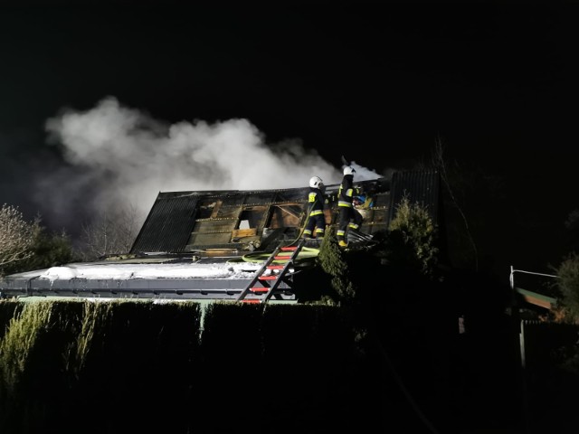W wyniku pożaru spłonął dach budynku i częściowo jego ściany.