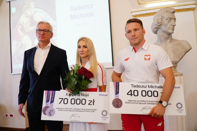 W czwartek w Sali Białej Urzędu Miasta Poznania prezydent Jacek Jaśkowiak zaprosił medalistów olimpijskich z Tokio - Karolina Naja (kajakarstwo, srebrny i brązowy medal - KS Posnania Poznań) i Tadeusza Michalika (zapasy, brązowy medal - Sobieski Poznań), którzy reprezentując poznańskie kluby, przywieźli z Japonii medale olimpijskie. Uroczystość rozpoczęła się o godz. 11.30 i trwała godzinę. Na początku wyemitowano film, który pokazał, jak nasi medaliści osiągnęli swoje sukcesy. Urząd Miasta w ten sposób chciał uhonorować medalistów oraz trenerów tych zawodników. Karolina Maja od magistratu otrzymała 70 tysięcy złotych. Tadeusz Michalik - 40 tysięcy. Nagrody po 10 tys. złotych otrzymali także trenerzy naszych zawodników - Jacek Heneczkowski, Tomasz Kryk, Marcin Olejniczak. Nagrodę otrzymał także Szymon Ziółkowski, złoty medalista olimpijski z Sydney, który w Tokio był trenerem Pawła Fajdka - brązowego medalisty w rzucie młotem. Z kolei po 25 tysięcy dostały kluby naszych olimpijczyków - KS Sobieski Poznań i KS Posnania Poznań.Zobaczcie zdjęcia z tej uroczystości ---->