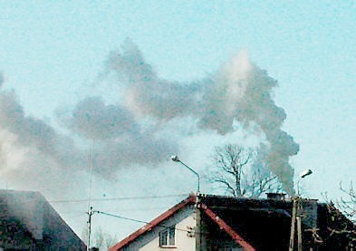 Dymy nad niemal każdym  domem. Aż gryzą w oczy