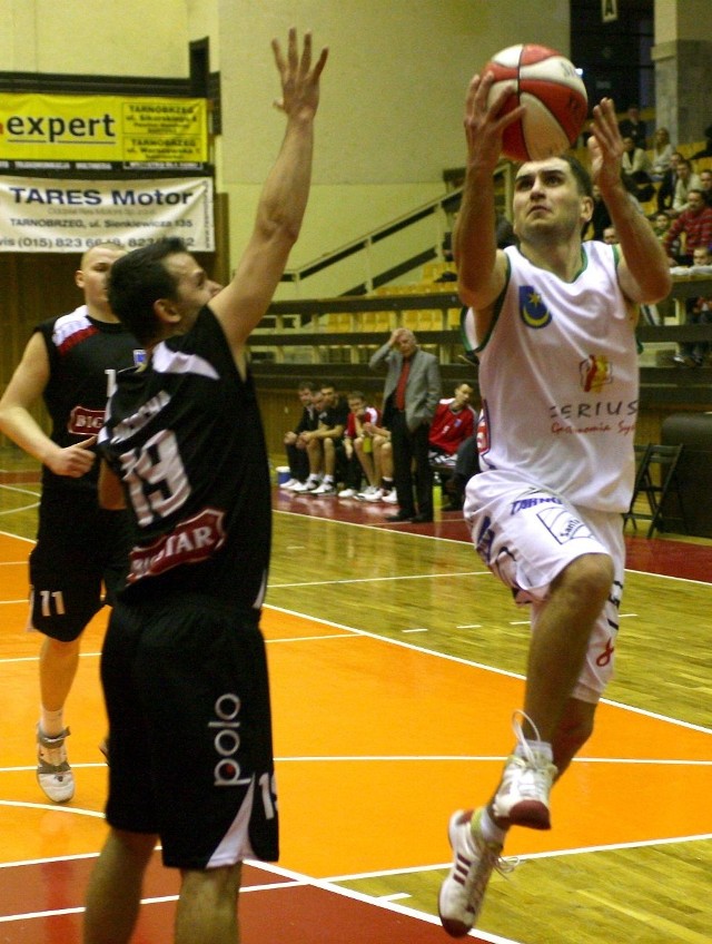 Koszykarze Siarki Tarnobrzeg (z piłką Bartosz Krupa), po bardzo dobrym spotkaniu pokonali Big Star Tychy 88:79.