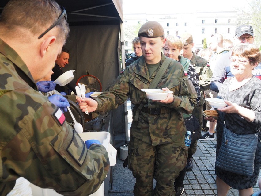 Święto 9. Łódzkiej Brygady Obrony Terytorialnej i piknik wojskowy przed Łódzką Archikatedrą. Terytorialsi złożyli przysięgę