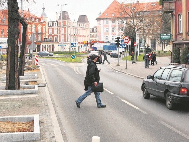 Wielu pieszych przechodzi przez ulicę Wojska Polskiego w miejscach niedozwolonych. To może skończyć się wypadkiem lub mandatem.
