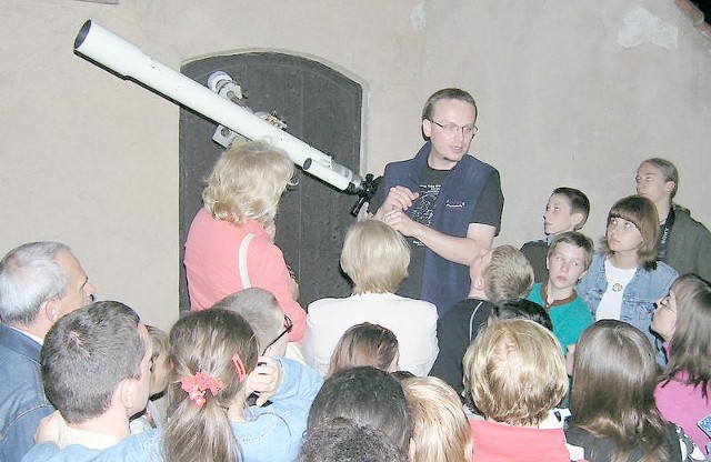 Sebastian Soberski ustawi teleskop tak, żeby kometa i planety były widoczne