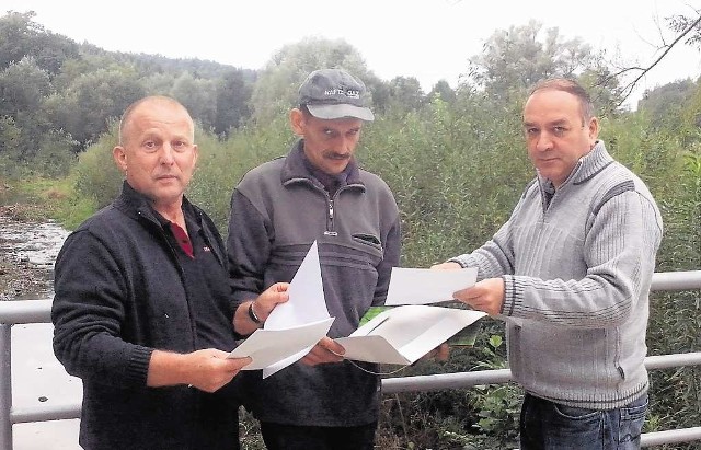 Od lewej: Stanisław Włodarczyk, Edward Fielek i Tomasz Zych - wszyscy są przeciwni budowie suchego zbiornika. Na razie walczą z zarządem melioracji blokując jego decyzje