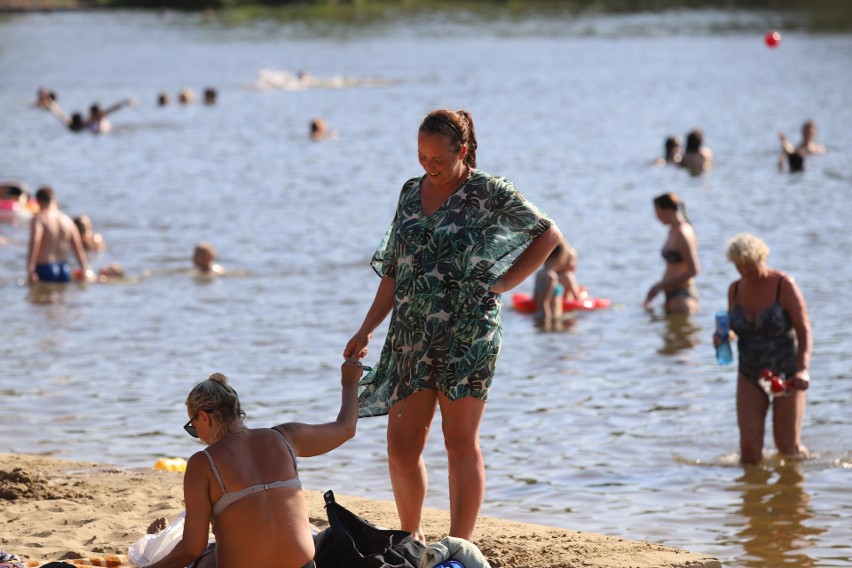 Kąpielisko na Dolinie Trzech Stawów w upalne letnie...