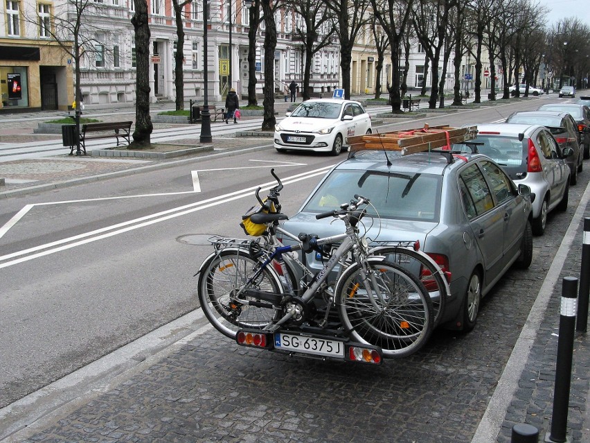 Rowery transportowane z tyłu auta na haku holowniczym,...