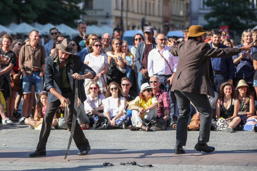 "Drom - Ścieżki Romów" to opowieść o życiu w taborze. Drugi...