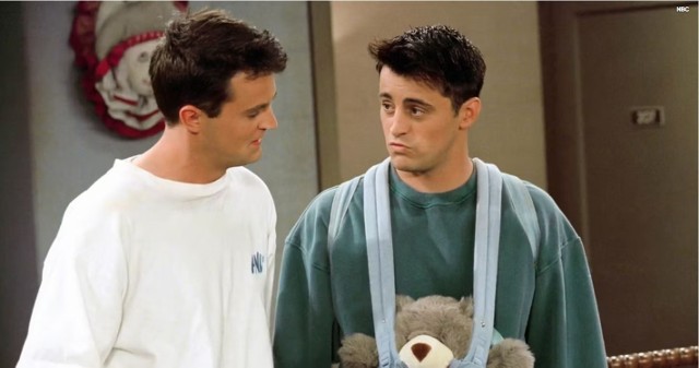 Chandler był blisko z pozostałymi głównymi postaciami serialu, zwłaszcza z Joeyem Tribbianim (grany przez Matta LeBlanca). Ich przyjaźń była ważnym elementem fabuły, a liczne sytuacje komediowe wynikały z ich relacji.Pamiętacie jak Joey i Chandler zgubili Bena w autobusie?
