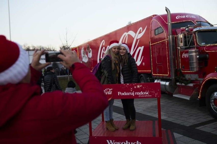 Świąteczna ciężarówka Coca-Coli zaparkowała w Krakowie [ZDJĘCIA, WIDEO]