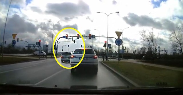 Ten kierowca złamał przepisy drogowe, wjeżdżając na skrzyżowanie na czerwonym świetle. Do tej sytuacji doszło 26 lutego na ulicy Nad Torem w Bydgoszczy.
