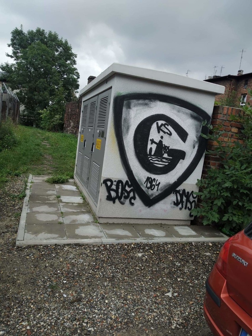 Przykłady nielegalnych kibicowskich graffiti w dzielnicach...