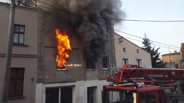 Pożar gasili strażacy z Państwowej Straży Pożarnej w...