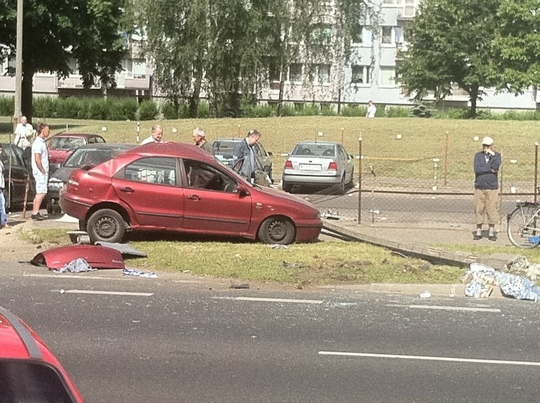 Wypadek na Murawie - kierowca ściął słup