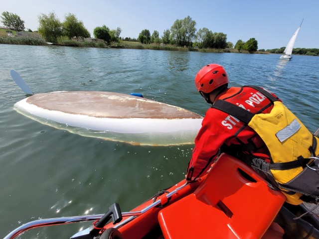 W wyniku przewrócenia łodzi na jeziorze Chełmżyńskim nikt nie został poszkodowany. Strażakom udało się uratować żaglówkę