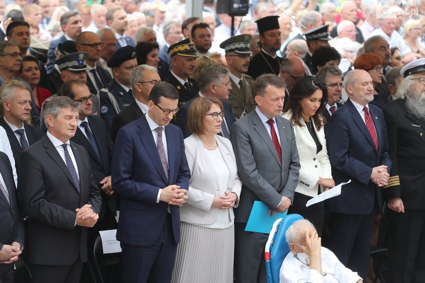 Pomnik Lecha Kaczyńskiego w Szczecinie odsłonięty z pompą. Prezydent w dynamicznej pozie, zamyślony nad Polską  [ZDJĘCIA]