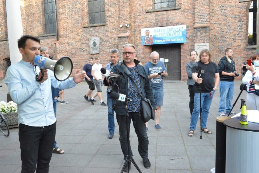 Podczas jednorazowej akcji zorganizowanej pod kościołem w...