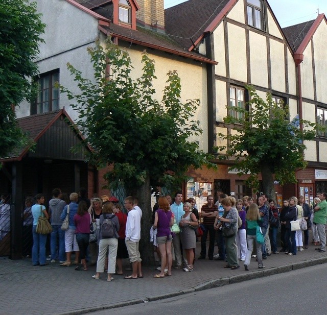 Tłum przed łebską biblioteką czeka na spotkanie z Wojciechem Cejrowskim.