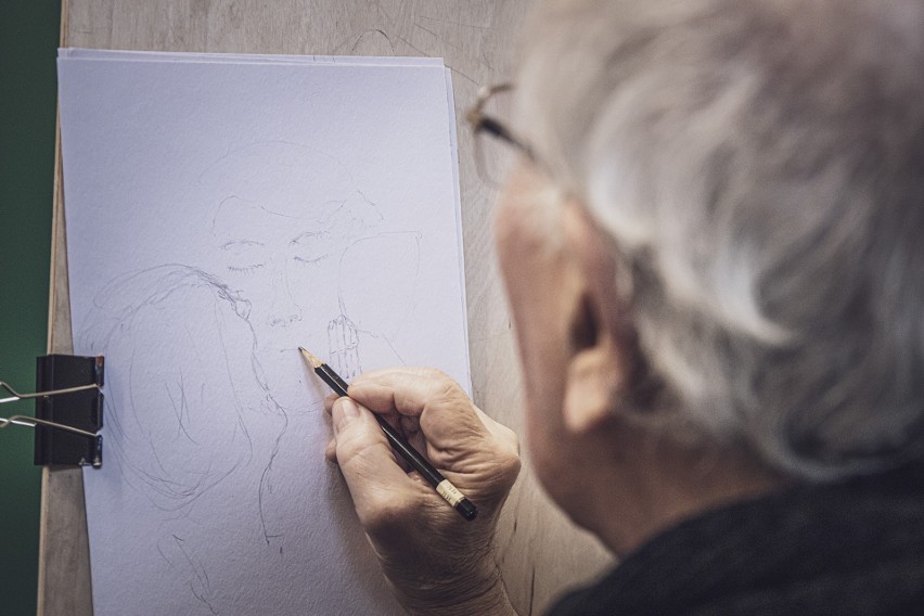 Seniorzy z Chorzowa w Centrum Integracji Międzypokoleniowej tworzą niezwykłą sztukę. To dzięki zajęciom z malarstwa i rysunku. WIDEO
