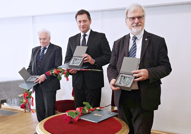 W Pałacu Pod Krzysztofory odbyła się uroczystość wręczenia medali św. Krzysztofa. Tegorocznymi laureatami tego wyróżnienia Muzeum Krakowa (dawniej Muzeum Historyczne Miasta Krakowa) zostali: prof. dr hab. Stanisław Waltoś, dr Jan Janczykowski i Piotr Ziętara.