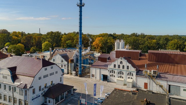 Niemal co drugi spośród szklanych zniczy, które tradycyjnie — w okolicach 1 listopada — zapłoną na tysiącach cmentarzy w Polsce, składa się ze szklanych lampionów pochodzących z zakładu produkcyjnego w lubuskiej fabryce Grupy CIECH.