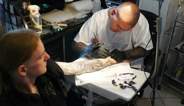 &#8211; Do tej pory zrobiłem już 16 tysięcy tatuaży &#8211; mówi Rafał Szafranek tatuator ze Świnoujścia (po prawej). Na zdjęciu razem z Michałem Klementowskim.