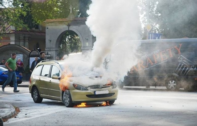 Auto stanęło w płomieniach