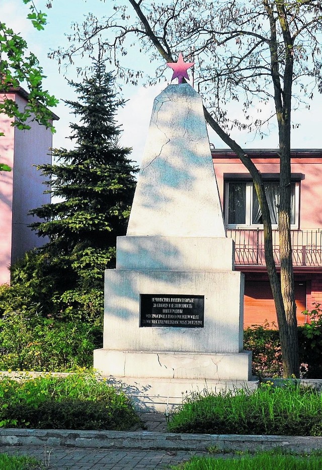 Czerwona gwiazda wieńczy pomnik przy Powstańców Wlkp.