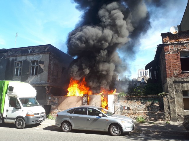 W poniedziałek rano (9 lipca) doszło do pożaru przy ulicy Mazowieckiej w Bydgoszczy. Początkowo niewielki ogień błyskawicznie się rozprzestrzenił. Zagrożone były samochody, które stały kilka metrów od źródła ognia. - Palą się śmieci w opuszczonym budynku. Na miejsce wysłaliśmy 2 zastępy - powiedział nam dyżurny bydgoskich strażaków.wideo z pożaru:Zobacz więcej zdjęć i kolejne nagrania wideo ->