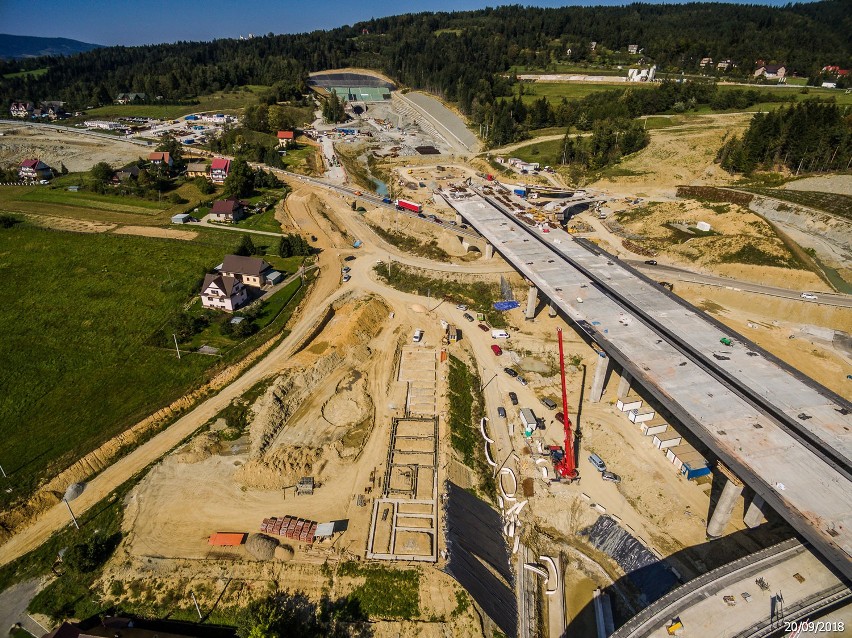 Zdjęcia lotnicze pokazujące zaawansowanie budowy ekspresowej...