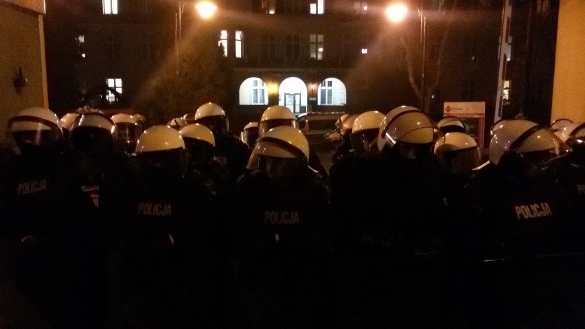 Po godz. 22.00 doszło do kolejnych starć z policją, tym...