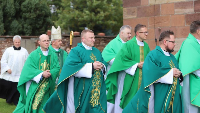 Uroczystą mszę świętą poprzedziła procesja. Eucharystii przewodniczył biskup Jan Piotrowski