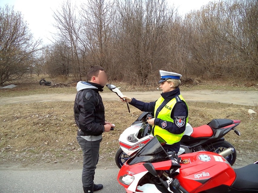 Policyjne kontrole motocyklistów: Mandaty i zatrzymane dowody (zdjęcia)