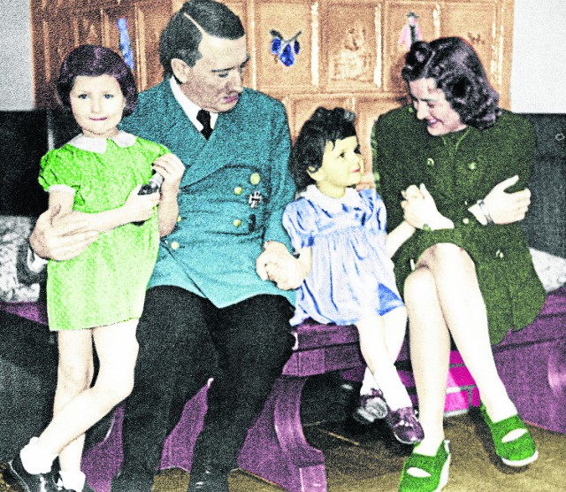 Adolf Hitler z Evą Braun i córkami jej przyjaciółki