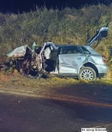 Poważny wypadek pod Wandowem w powiecie kwidzyńskim! Samochód uderzył w drzewo, cztery osoby trafiły do szpitala