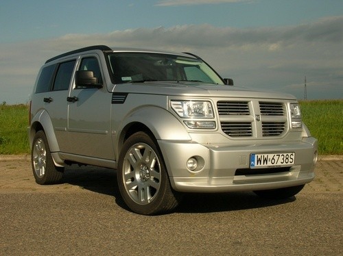 Dodge Nitro powala mocarnym wyglądem. Szczególne wrażenie sprawia wielka atrapa i masywny przedni zderzak.