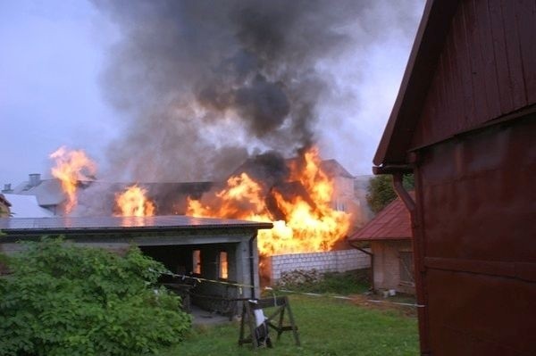 Ogień doszczętnie strawił drewnianą stodołę w Opatowie.
