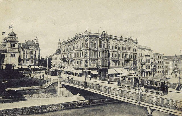 Most Teatralny - taką nazwę nosiła przeprawa w latach 1921-1939. Od 2002 roku patronem mostu jest Jerzy Sulima-Kamiński. To najstarsza przeprawa w Bydgoszczy, która powstała w XIV wieku