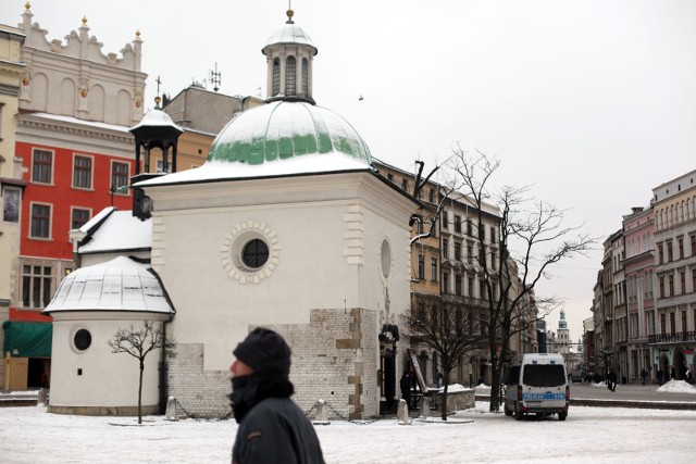 Krakowskie kościoły - podobnie jak np. rozmaite atrakcje, restauracje czy gabinety lekarskie - są również oceniane w Googlach. Znajdziemy tam opinie na ich temat i "przyznane" gwiazdki. Są tu opisy zabytkowych, wartych zwiedzenia świątyń, ich architektury, wystroju, ale też opinie dotyczące tego, czy w danym kościele można wysłuchać dobrych kazań. Z recenzji w wyszukiwarce Google dowiemy się, jakie szczególne nabożeństwa odprawiane są w opisywanym kościele albo czy jest on miejscem, które wyjątkowo sprzyja modlitwie w ciszy i spokoju. Przyjrzeliśmy się tym opiniom i wyłoniliśmy 20 krakowskich kościołów - spośród tych, które mają najwięcej (4,5 i więcej) gwiazdek, jak też najwięcej wystawionych ocen. Prezentujemy je w naszej galerii, z wybranymi opiniami.