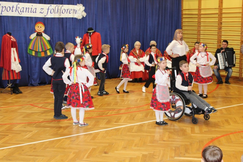 Spotkanie z folklorem w Szkole Podstawowej nr 5 w Wieluniu 