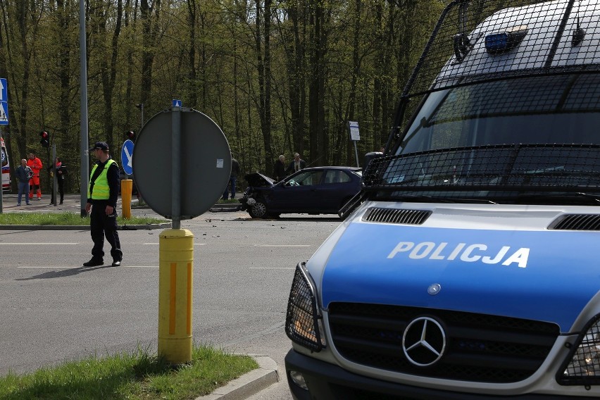 Wypadek BMW na ulicy Zwierzynieckiej w Białymstoku. Kierowca...