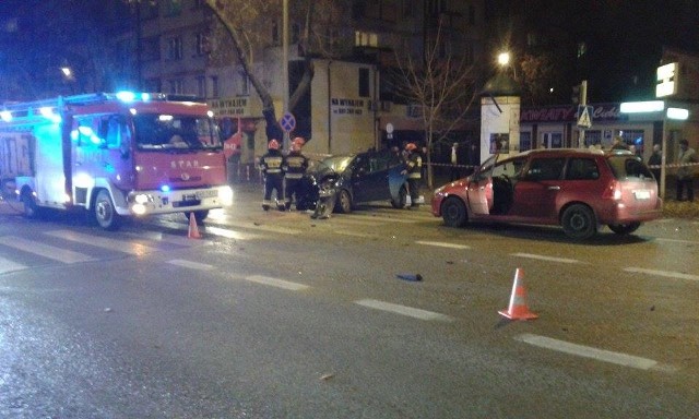 Około godziny 22 doszło do zderzenia trzech pojazdów na skrzyżowaniu ulic Żeromskiego i Zbrowskiego.