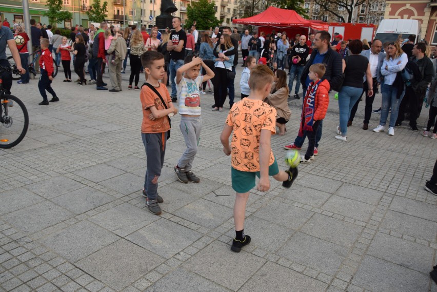 Najmłodsi fani Rakowa Częstochowa ZDJĘCIA Sukces drużyny świętowały na Placu Biegańskiego całe rodziny