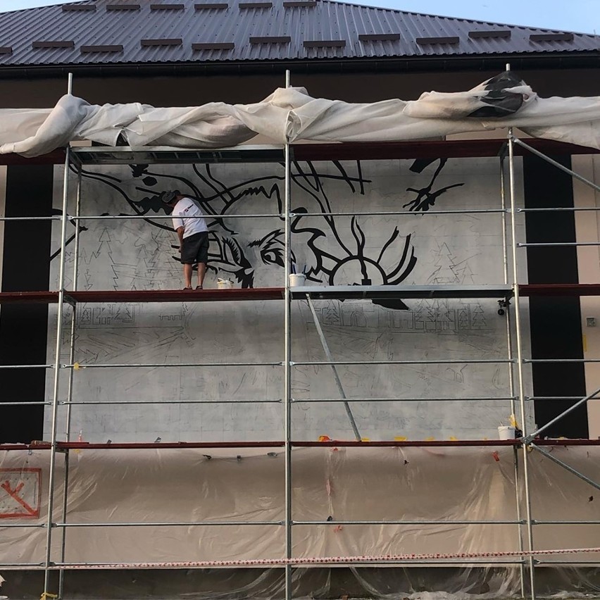 W Cergowej koło Dukli na ścianie Domu Ludowego powstaje mural inspirowany pracami plastycznymi osób niepełnosprawnych [ZDJĘCIA]