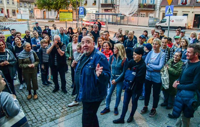 Bydgoszczanie mieli okazję wziąć udział w jedynej w swoim rodzaju nocnej wycieczce uliczkami Starego Fordonu. Impreza zaczęła się o godz. 20, czyli kiedy jeszcze było jasno