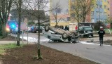 Wypadek w Białogardzie. Dachowało auto, uszkodziło samochody na parkingu [ZDJĘCIA]
